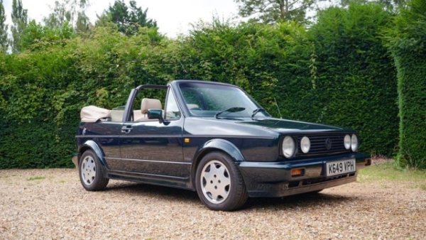 Цената се вдига малко за този Cabriolet, въпреки че с малко късмет все още е възможно да го намерите за по-малко от 10 000 евро . Това е възхитителна кола за безгрижна експлоатация, върши работа и в ежедневието. Мнозина я издигат в култ. Първият прототип е представен през 1976 г., проектиран в сътрудничество с Karmann. После е добавен ролбар, преработени са опашката и предният капак. Мекият покрив с отлично качество от пет слоя, оборудван със задно стъкло с термична устойчивост. По отношение на механиката нямаше голяма разлика в сравнение с версиите хечбек, с изключение на лек спад в мощността поради увеличаването на тегло. Тази версия първоначално е налична с двигатели 1100, 1500 и 1600 инжекцион само в GL ниво на оборудване. Версиите от 90-те години, които се препоръчват за лятно пътуване, станаха достъпни и с по-мощни двигатели. В наши дни цената на добре запазени екземпляри стига до 15 000 евро.